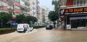 Antalya'nın Kumluca ilçesinde sağanak nedeniyle iş yerleri ve seralar su altında kaldı