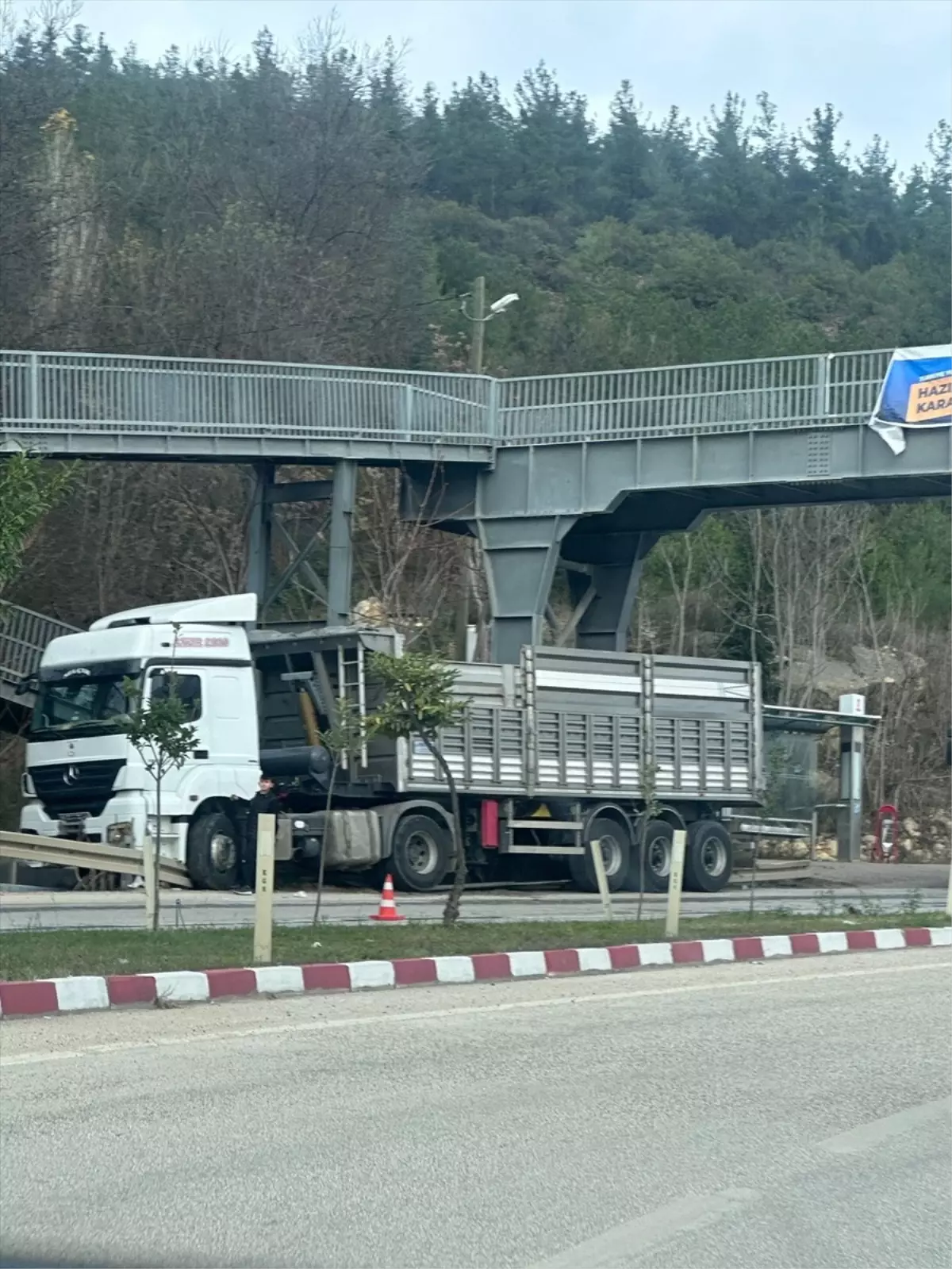 Bilecik'te Tırın Aniden Hareket Etmesiyle Üst Geçit Tehlikeye Girdi