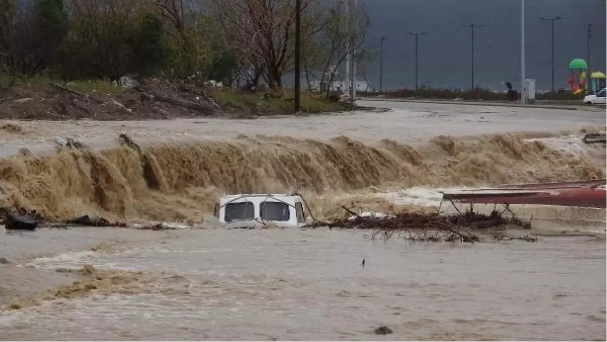 Çanakkale'de Sağanak Yağış Sonucu Taşkınlar Oluştu
