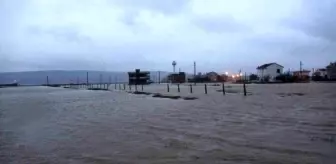 Çanakkale'de sağanak yağış sonrası köy yolu trafiğe kapatıldı