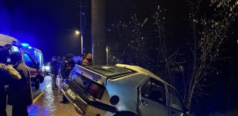 Akyazı'da otomobil direğe çarptı: 4 yaralı