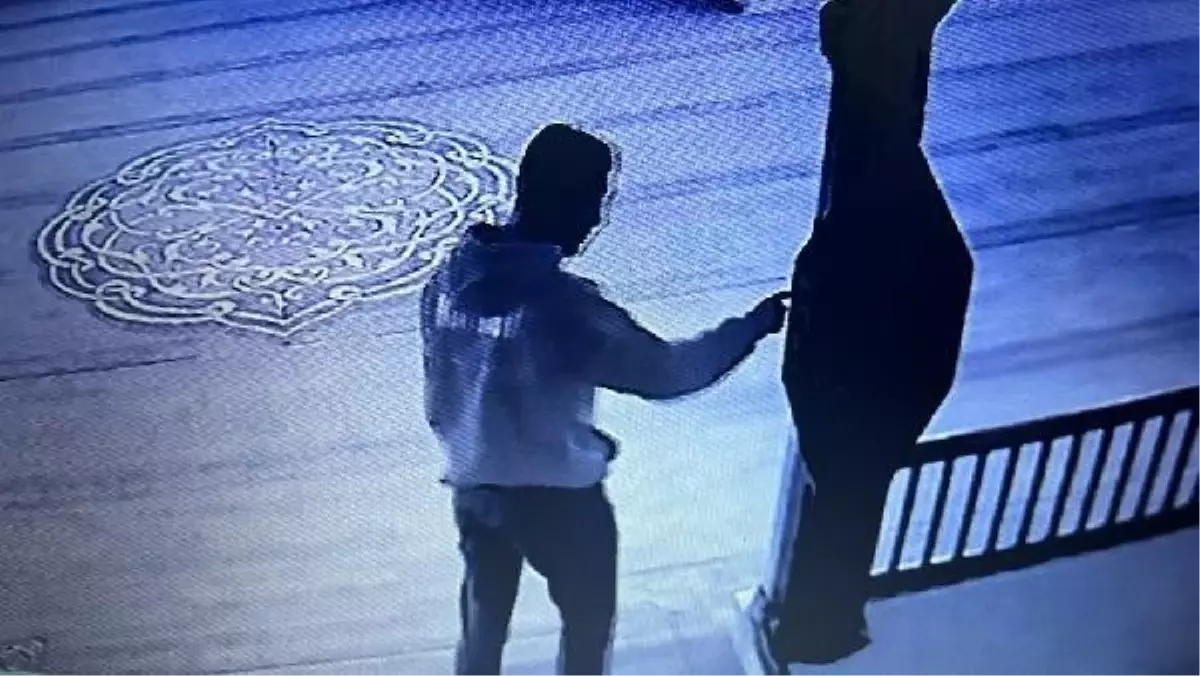 Nevşehir'deki Tarihi Camiden Hırsızlık Anı Güvenlik Kamerasına Yansıdı