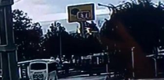 Bozüyük'te tramvaya çarpmamak için direksiyon kıran minibüs yayaya çarptı