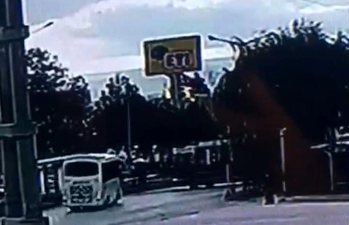 Bozüyük'te tramvaya çarpmamak için direksiyon kıran minibüs yayaya çarptı
