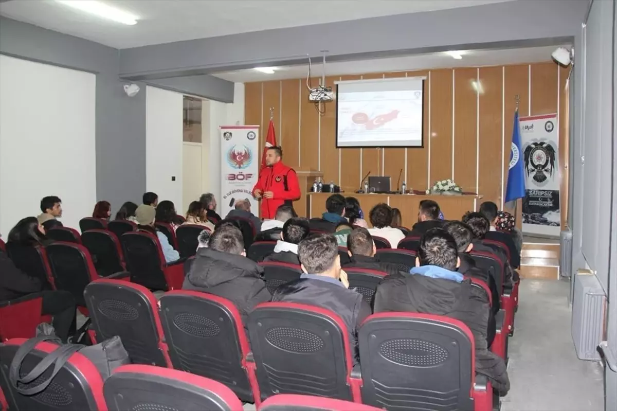 Uşak'ta Gençlik ve Güvenli Gelecek Projesi Kapsamında Üniversite Öğrencilerine Sunum Yapıldı