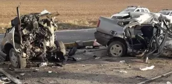 Tramvay direğine çarpan otomobil ikiye ayrıldı: 1 ölü, 3 yaralı
