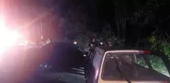 İzmir'de kafa kafaya çarpışan araçlarda 3 kişi yaralandı