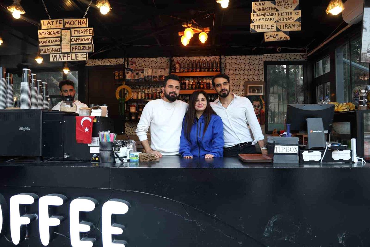 Depremde yıkılan kafe, 4 ay sonra açıldı