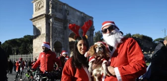 Roma'da Noel Baba Kostümlü Bisiklet Turu