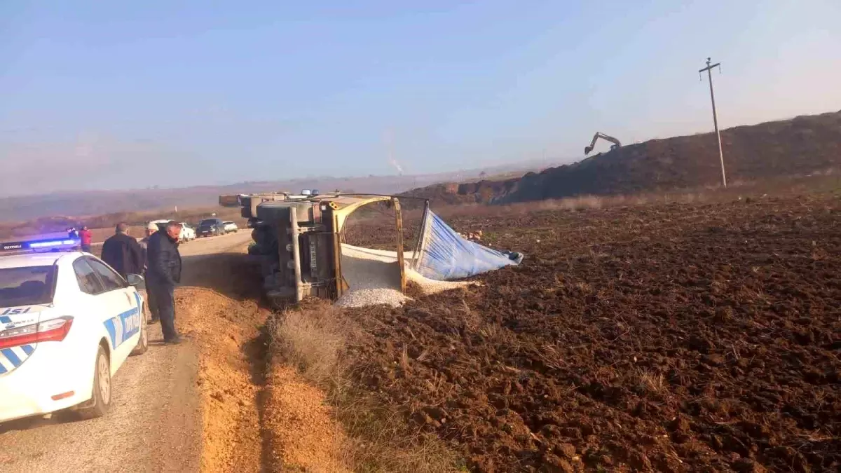 İnegöl'de çakıl yüklü tır devrildi, sürücü yaralandı