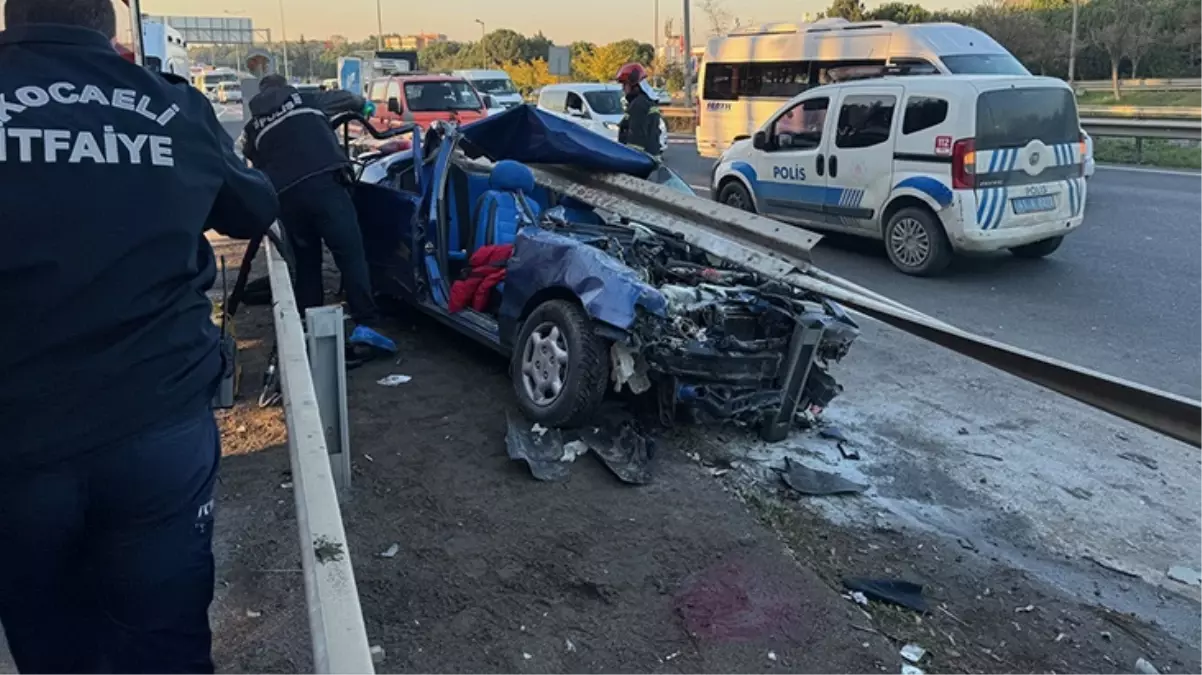Otomobil bariyerlere ok gibi saplandı: Anne ile oğlu hayatını kaybetti