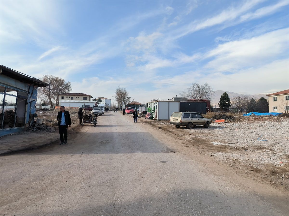 Doğanşehir ilçesinde deprem sonrası ağır hasarlı binaların kontrollü yıkımı devam ediyor
