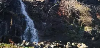 Artvin'de heyelan sonucu kaya cipin üzerine düştü