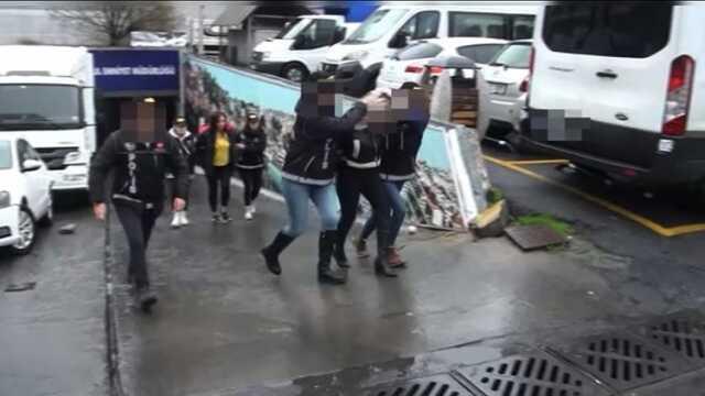 İstanbul'da Metrobüste Uyuşturucu Hazırlayan 3 Kadın Yakalandı İstanbul'da Metrobüste Uyuşturucu Hazırlayan 3 Kadın Yakalandı