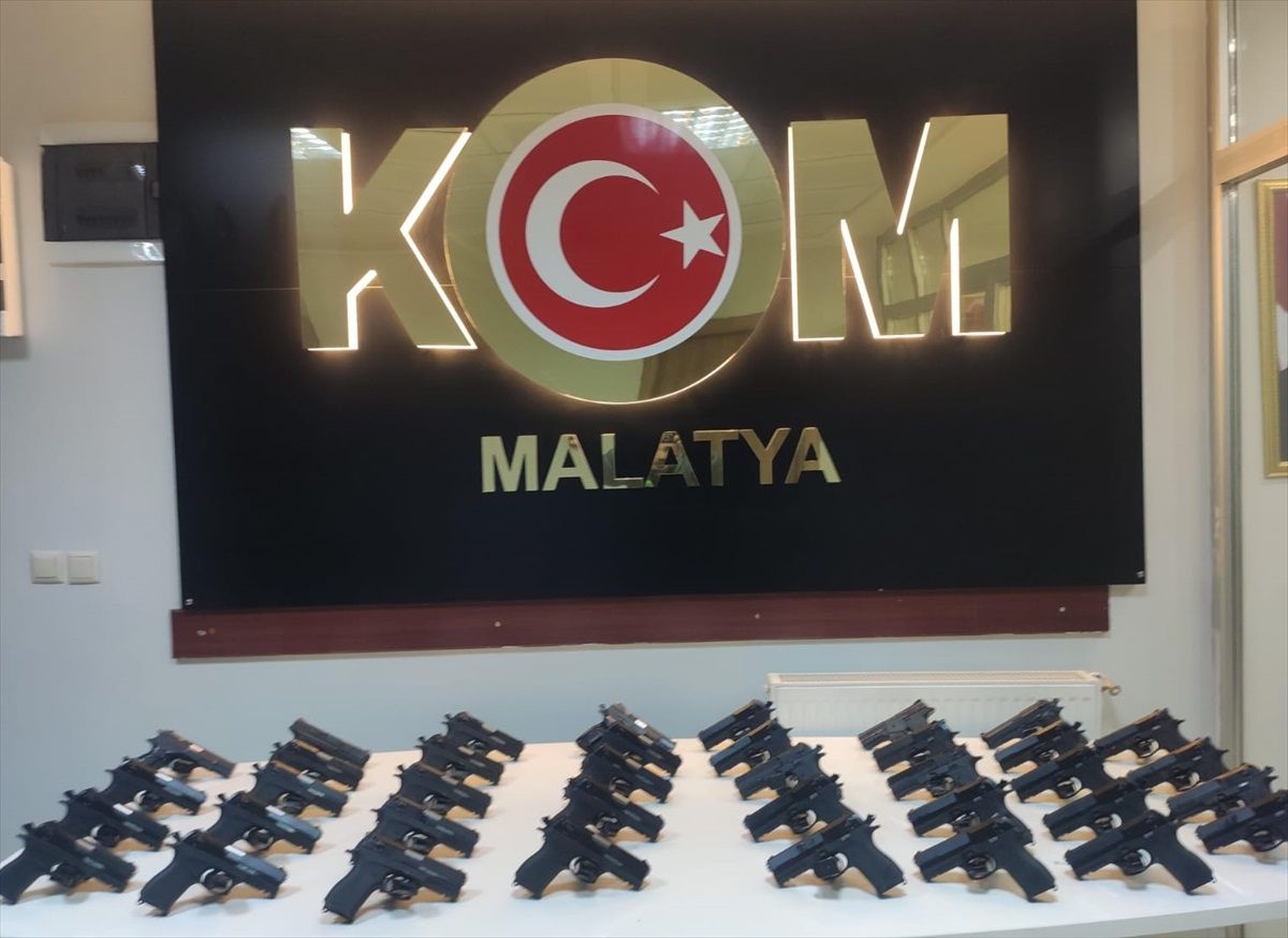 Malatya'da ruhsatsız 38 tabanca ele geçirildi, 3 şüpheli yakalandı