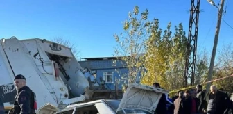 Diyarbakır'da çöp kamyonuyla otomobil çarpışması: 2 ölü, 2 yaralı
