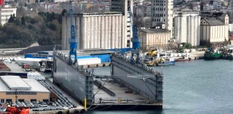 İstanbul'da Üretilen Dev Yüzer Havuz Haydarpaşa Limanı'nda Göreve Bekliyor
