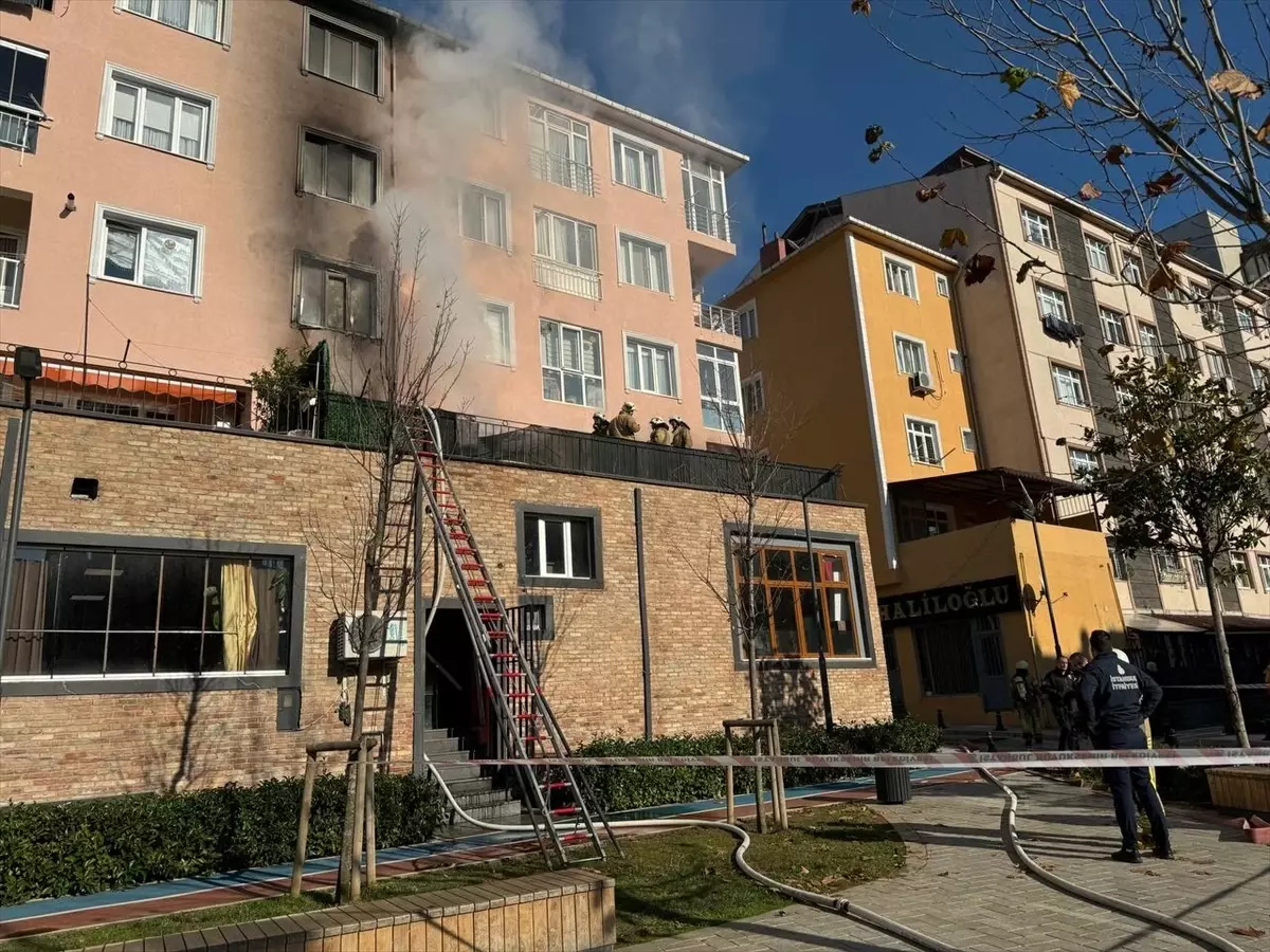 Ümraniye'de apartman yangını itfaiye ekipleri tarafından söndürüldü