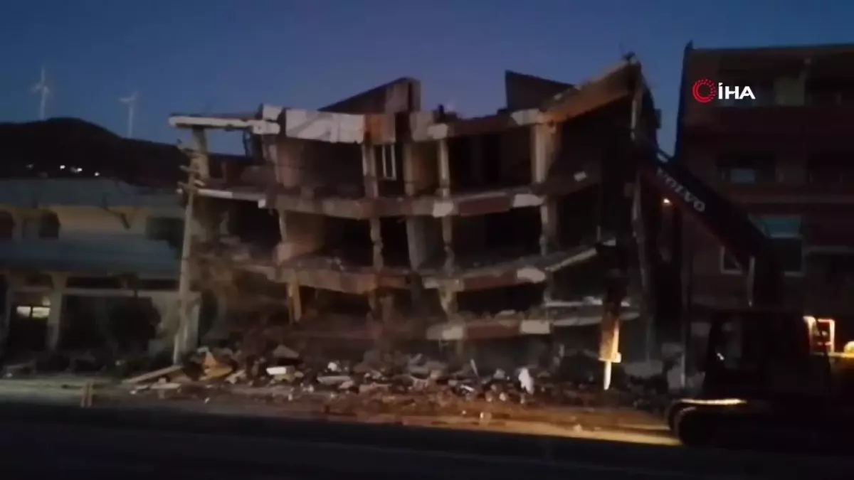 Korna sesiyle yıkılan 4 katlı bina