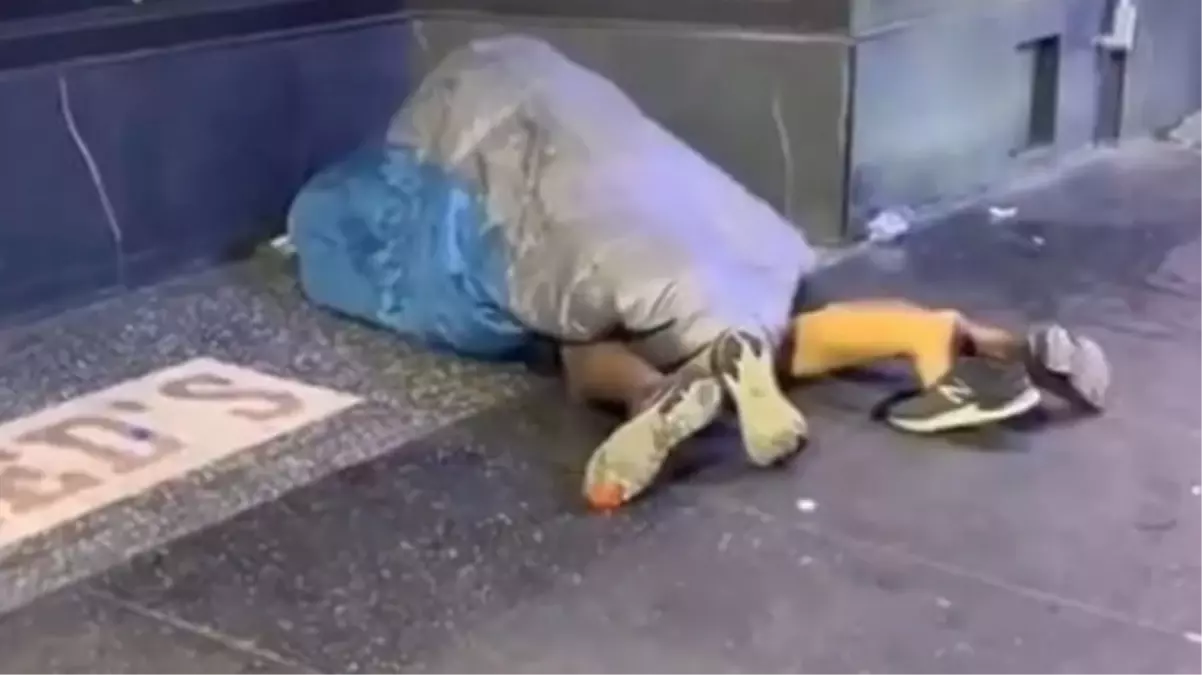 Amerika'da bir çift sokak ortasında kimseye aldırmadan cinsel ilişkiye girdi