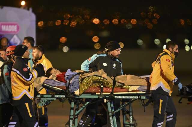 Gazzeli Tahliye Edilenlerin Türkiye'ye Gelişi Sırasında Mutluluktan Secdeye Kapandı Gazzeli Tahliye Edilenlerin Türkiye'ye Gelişi Sırasında Mutluluktan Secdeye Kapandı