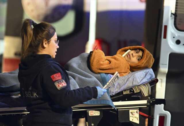 Gazzeli Tahliye Edilenlerin Türkiye'ye Gelişi Sırasında Mutluluktan Secdeye Kapandı Gazzeli Tahliye Edilenlerin Türkiye'ye Gelişi Sırasında Mutluluktan Secdeye Kapandı