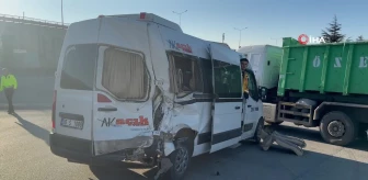 Eskişehir'de işçi servislerinin karıştığı kazada 10 kişi yaralandı