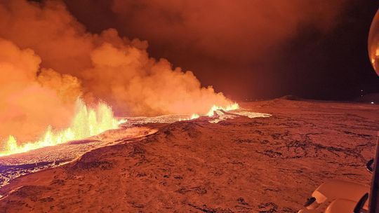 İzlanda'da yanardağ patlaması! Lavlardan kaçmak yerine yanına kadar gittiler
