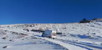 Erzurum'da kar ve tipi nedeniyle yolu kapanan mahallede böbrek hastası tedaviye alındı