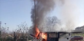 Sakarya'da park halindeki kamyonet yandı
