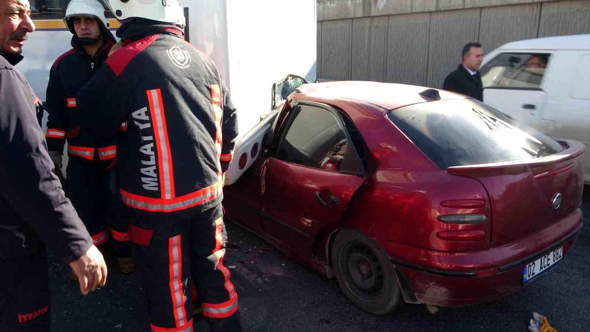 Malatya'da otomobil servis aracına çarptı, 2 kişi yaralandı