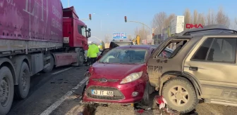 Kütahya'da 8 aracın karıştığı zincirleme trafik kazasında 4 kişi yaralandı