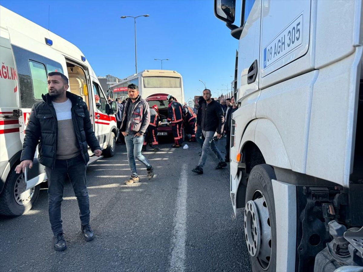 Malatya'da servis aracıyla otomobilin çarpışması sonucu 2 kişi yaralandı