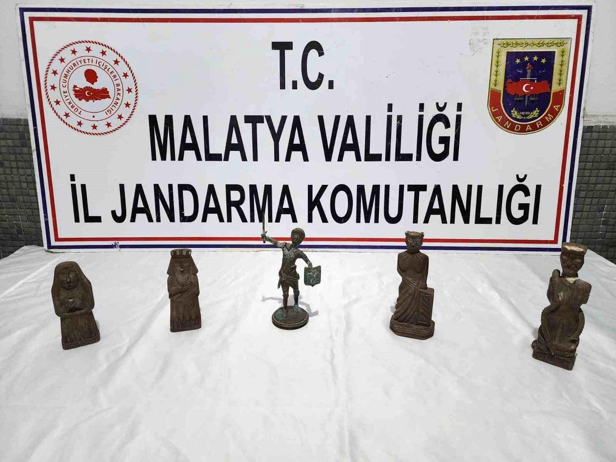 Malatya'da Roma dönemine ait 4 mermer ve 1 bronz heykel ele geçirildi