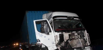 Manisa'da tırın traktöre çarptığı kazada 2 kişi yaralandı