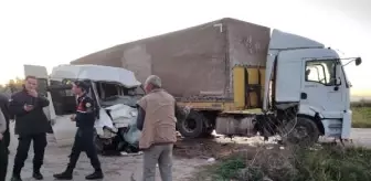 Kadirli'de minibüs ile TIR çarpıştı: 2 ölü, 2 ağır yaralı