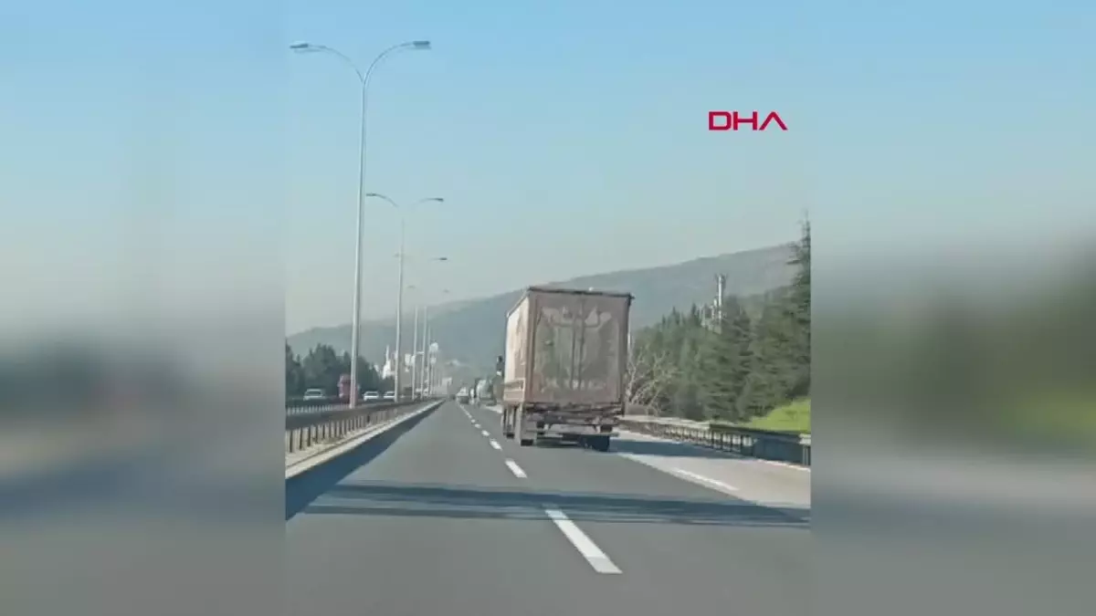 otoyolda hizla giden tir in tehlikeli yolculu 16642862 amp