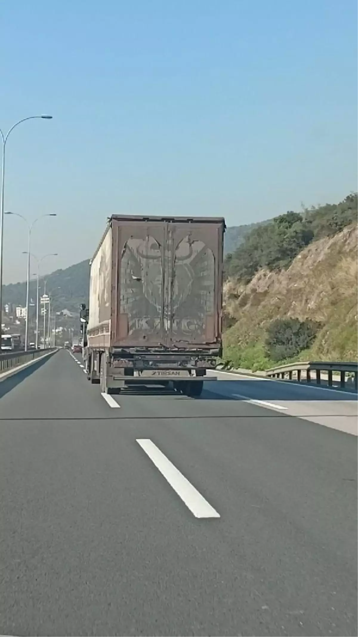 TEM Otoyolu'nda hız sınırını aşan TIR cep telefonu ile görüntülendi