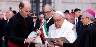 Papa Francis, eşcinsel çiftlerin kutsamalarına izin veren kararı resmen onayladı