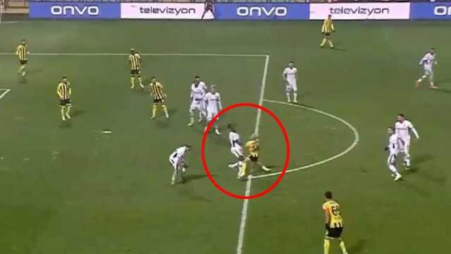 Takımını neden sahadan çekti? İşte İstanbulspor-Trabzonspor maçında kriz yaratan tartışmalı pozisyon Takımını neden sahadan çekti? İşte İstanbulspor-Trabzonspor maçında kriz yaratan tartışmalı pozisyon