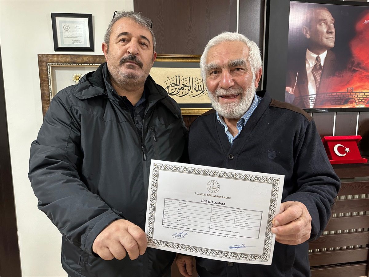 78 Yaşındaki Yunis Demiriz Açıktan Liseyi Bitirdi