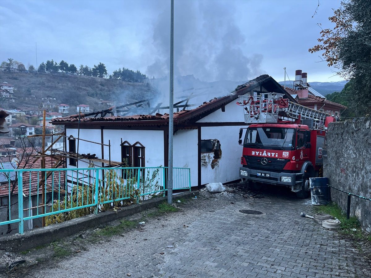 Tokat'ın Niksar ilçesinde tarihi konak yangın sonucu kullanılamaz hale geldi