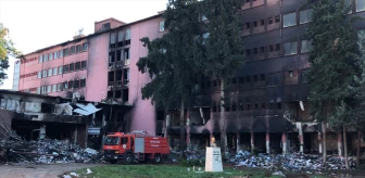 Adana'da çıkan yangın sonucu kullanılmaz duruma gelen eski devlet hastanesi binasında inceleme başlatıldı