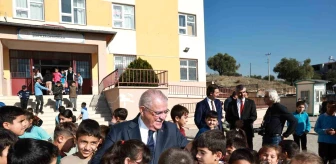 Başkan Mahçiçek'ten öğrencilere bot ve mont hediyesi