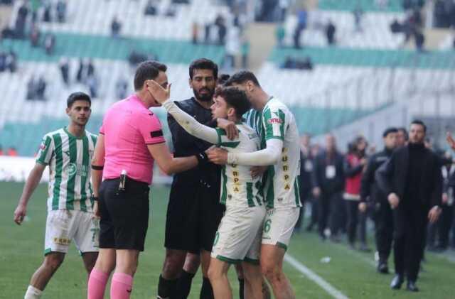 Bursaspor-Diyarbekirspor maçında kavga çıktı! Tekmeler ve kartlar havada uçuştu