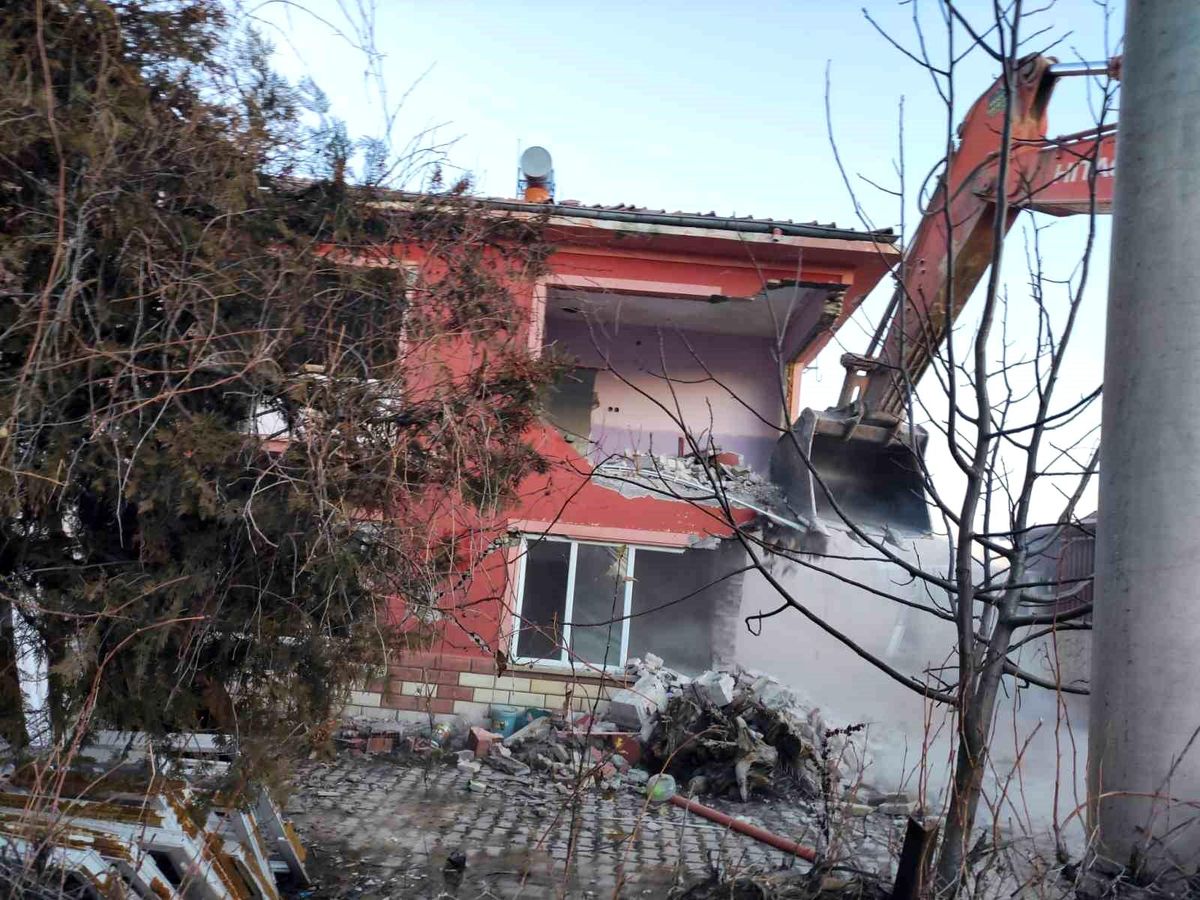 Malatya'da ağır hasarlı binaların kontrollü yıkım işlemleri sürüyor