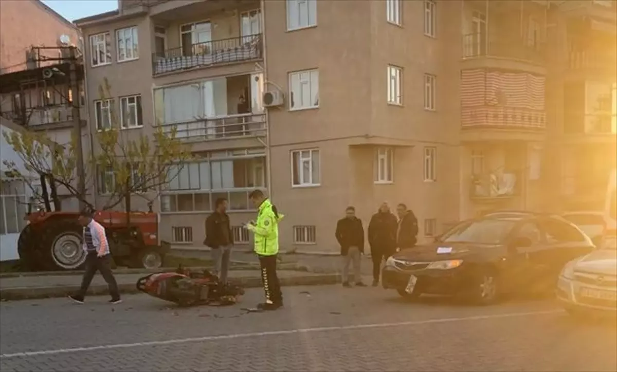 Gediz'de otomobil ile elektrikli bisiklet çarpışması: 1 yaralı
