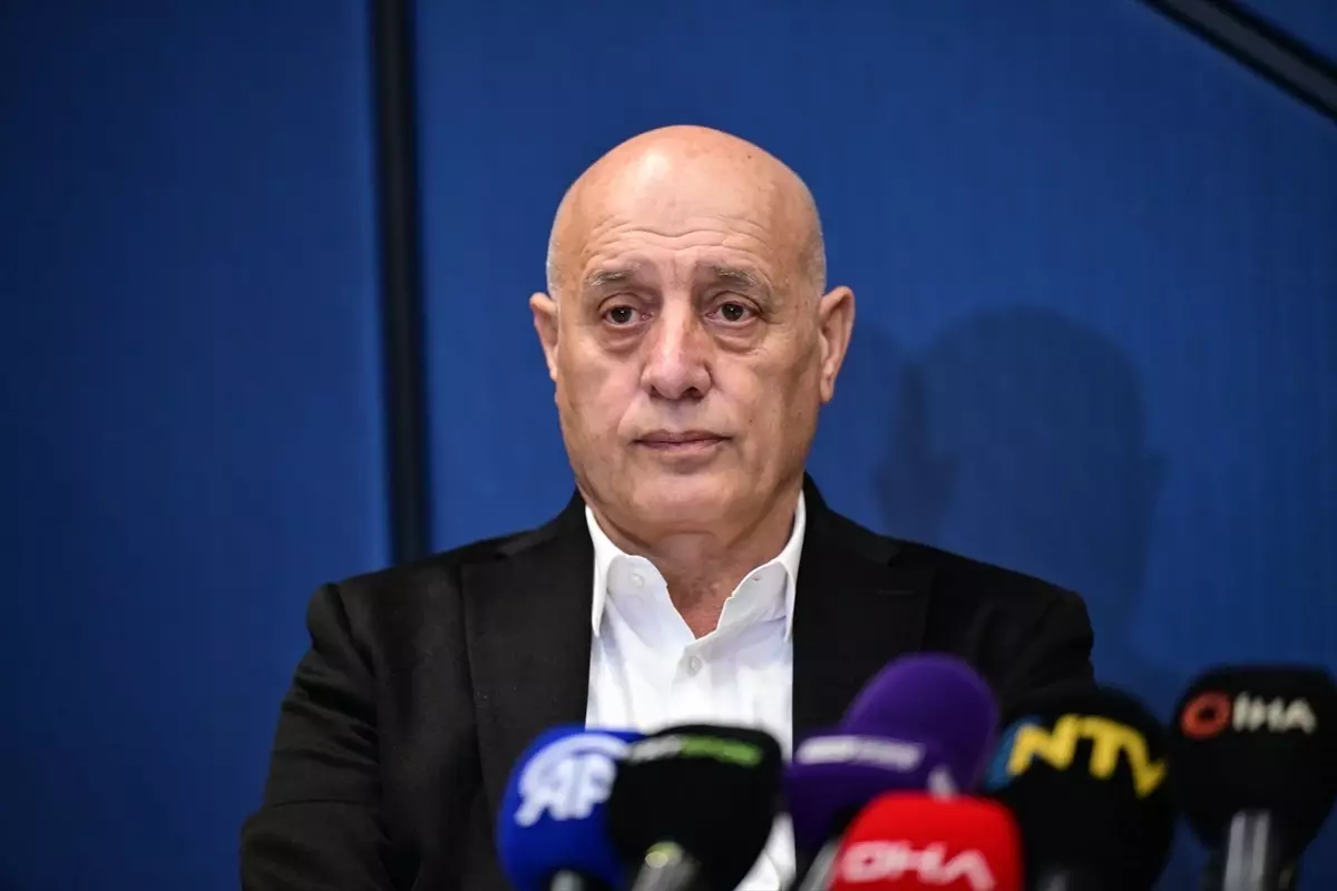 SPOR İstanbulspor Başkanı Ecmel Faik Sarıalioğlu ile Başkan Yardımcısı Bayram Saral açıklamalarda bulundu