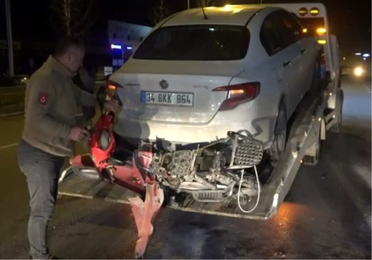 Denizli Merkezefendi ilçesinde motosiklete çarpan otomobil olay yerinden kaçtı