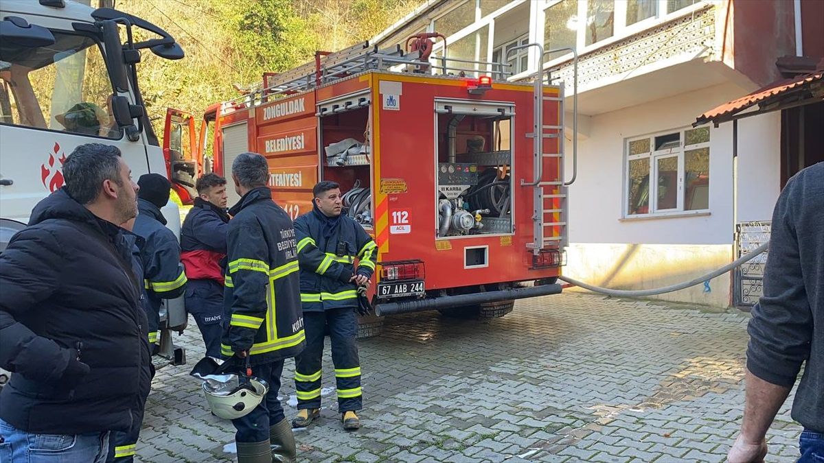 Zonguldak'ta bir binanın çatı katında çıkan yangın söndürüldü